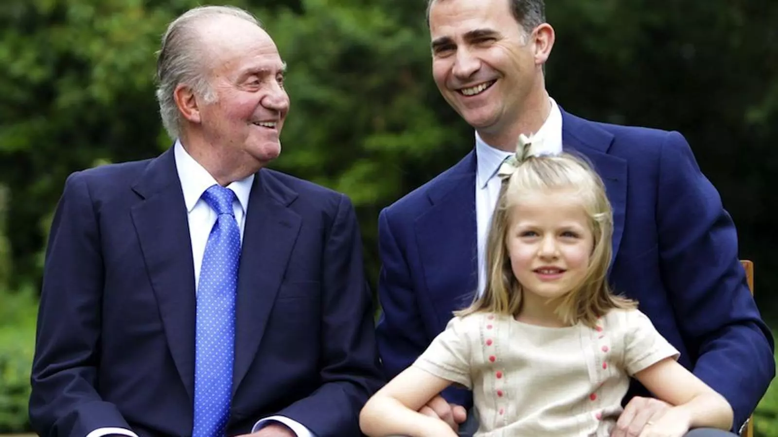 La princesa d'AstÚries, amb el rei Felip i el rei Joan Carles, en una imatge d'arxiu / EFE