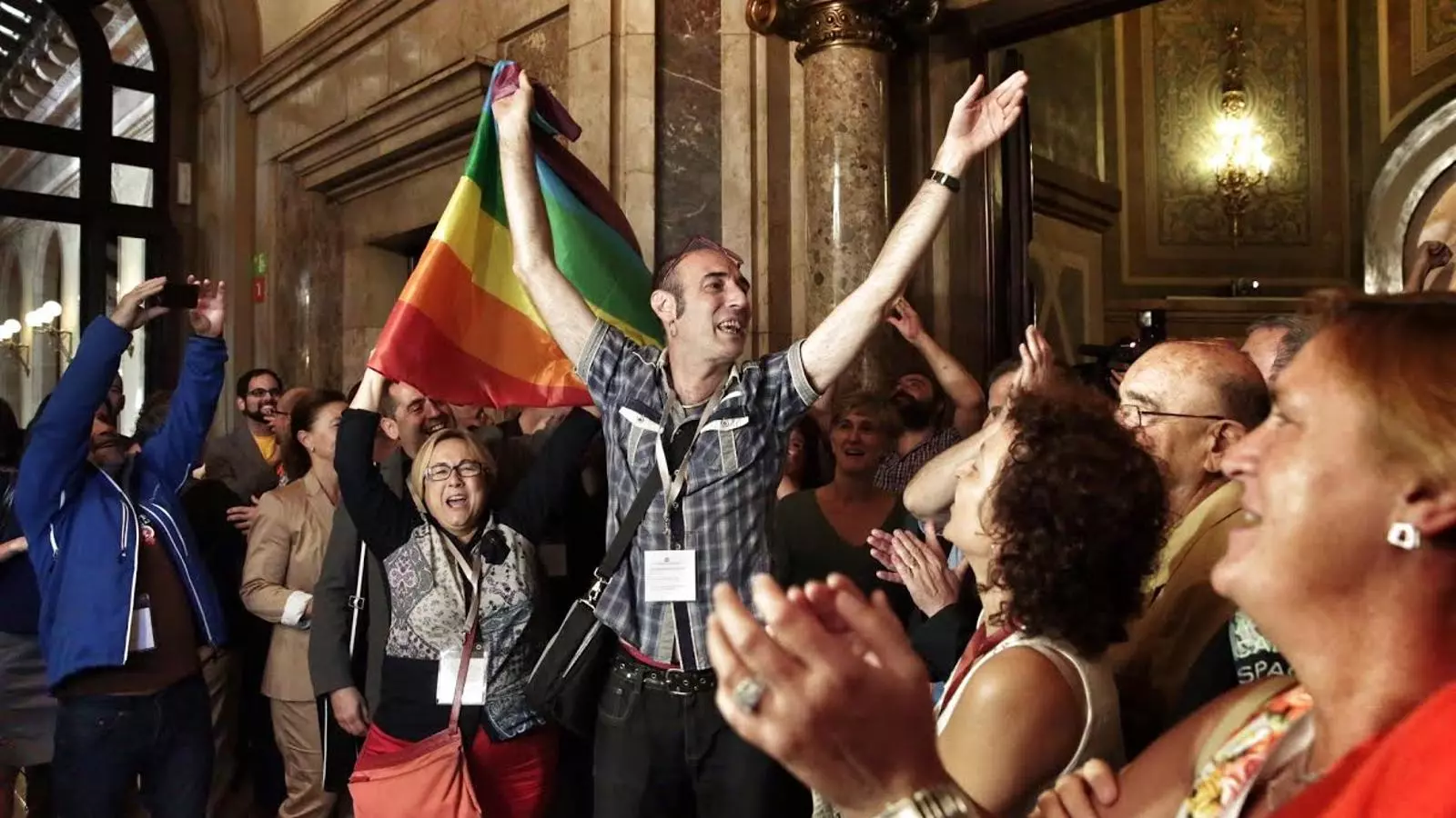El col·lectiu LGTB celebra l'aprovació de la llei antihomofòbia al Parlament de Catalunya / PERE VIRGILI