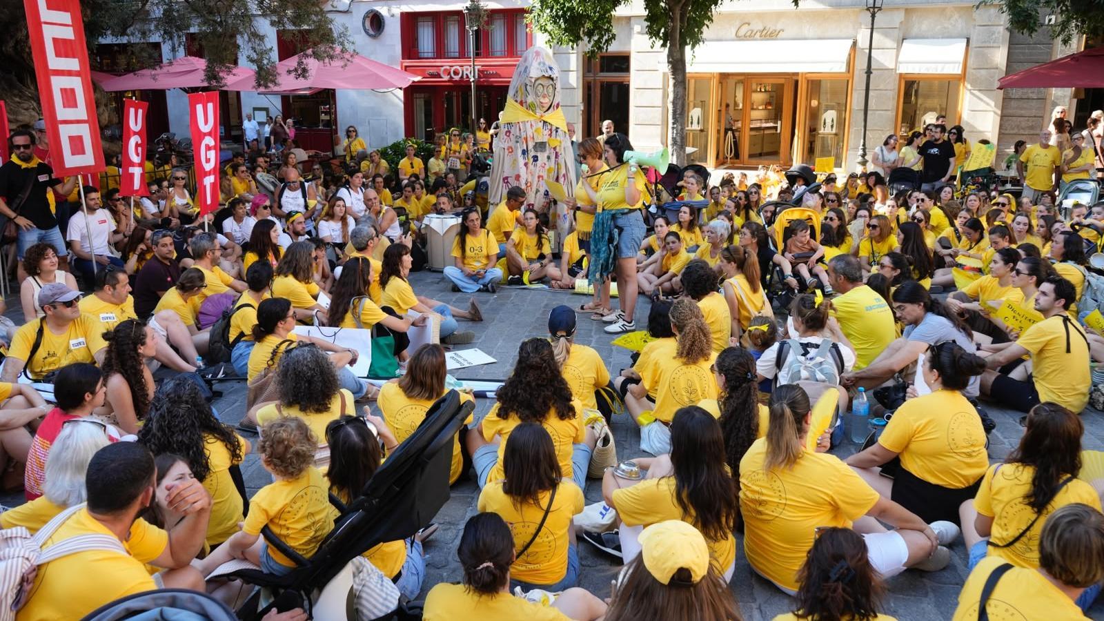 Las educadoras han llenado la plaza de Cort.