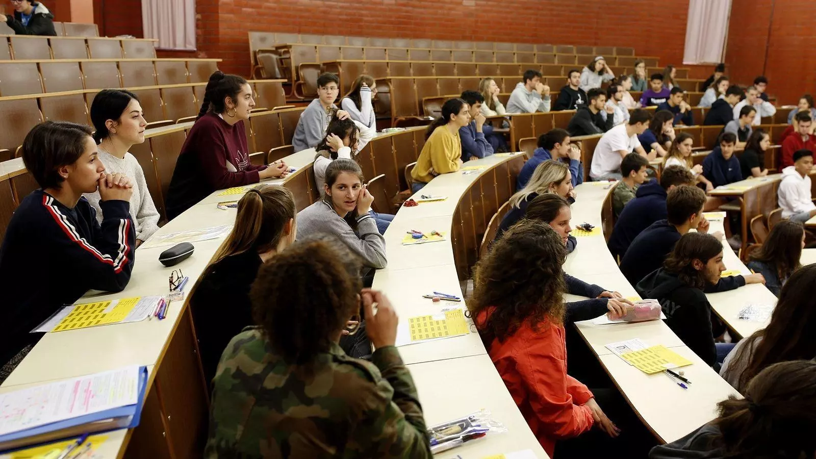 Estudiants en un examen de la selectivitat en una imatge d'arxiu.