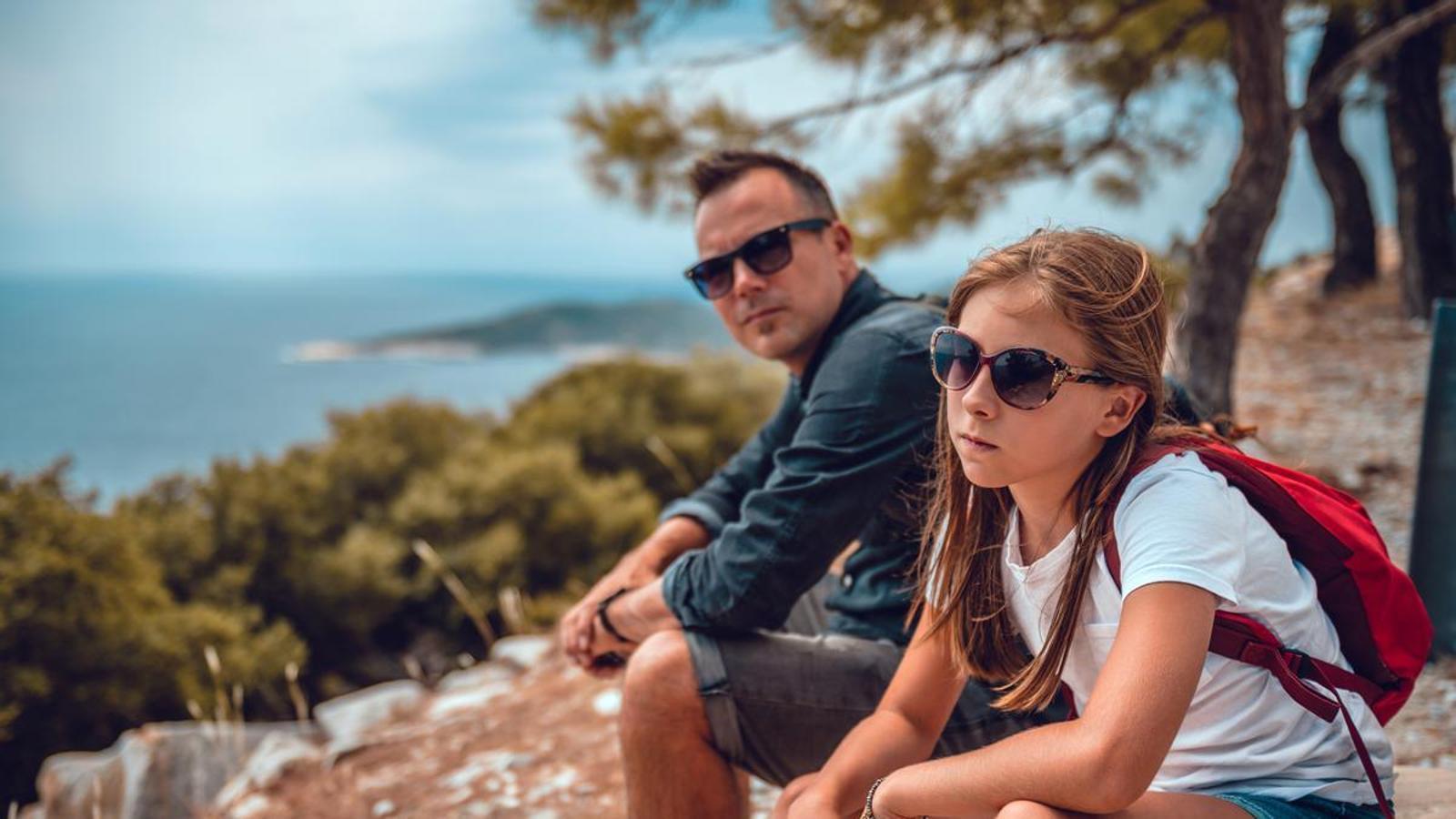 Adolescente resignada de vacaciones con familia