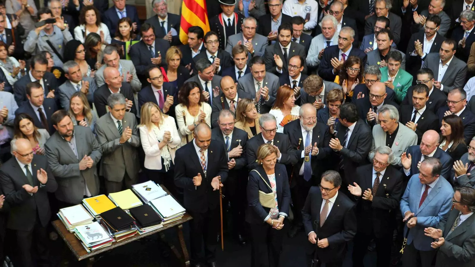 Mas ha rebut els alcaldes al Palau de la Generalitat / EFE