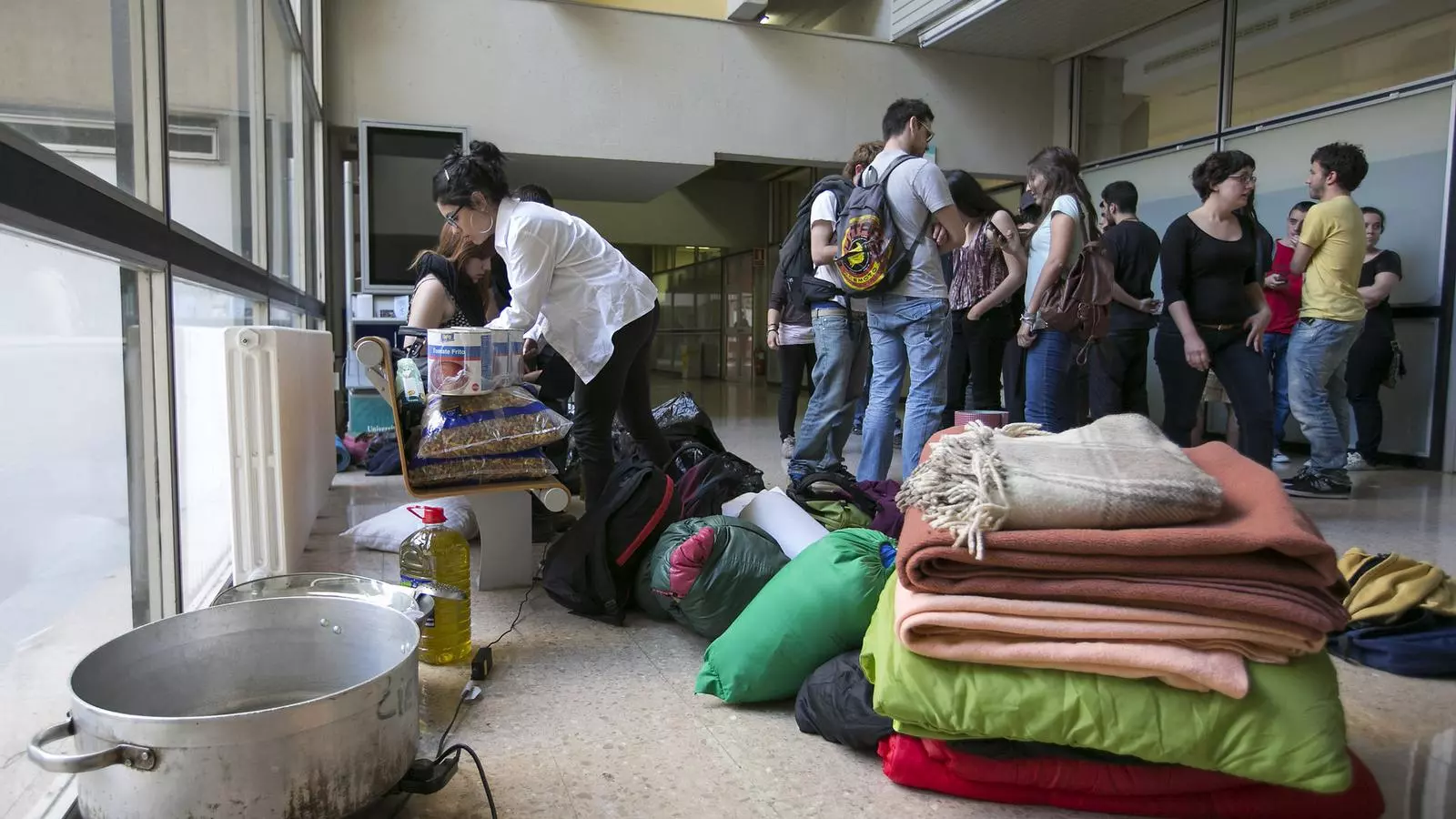 MOBILITZACIONS Una cinquantena d'estudiants de la UAB estaven tancats ahir al rectorat per protestar per l'encariment de les taxes i les retallades.