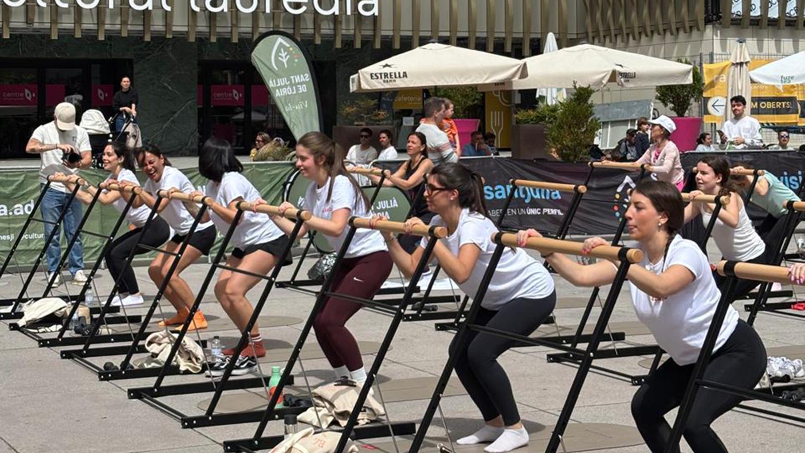 Participants en l’activitat de barre solidària.