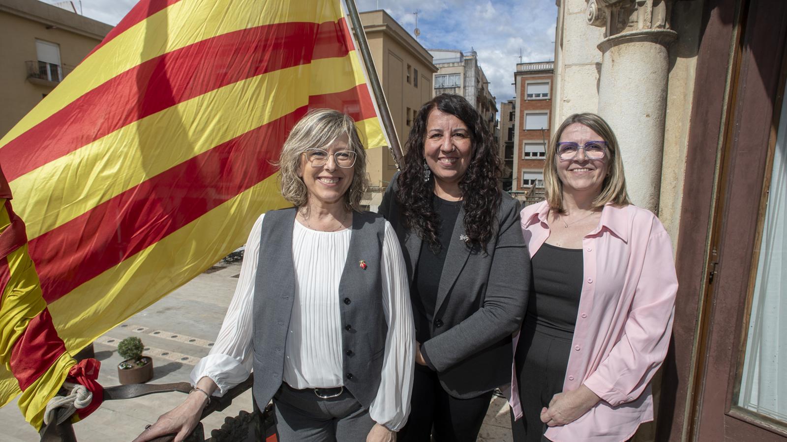 La Mar Lleixà, La Daniela Lleixà y la Rosalia Pegueroles, en el Ayuntamiento de Tortosa