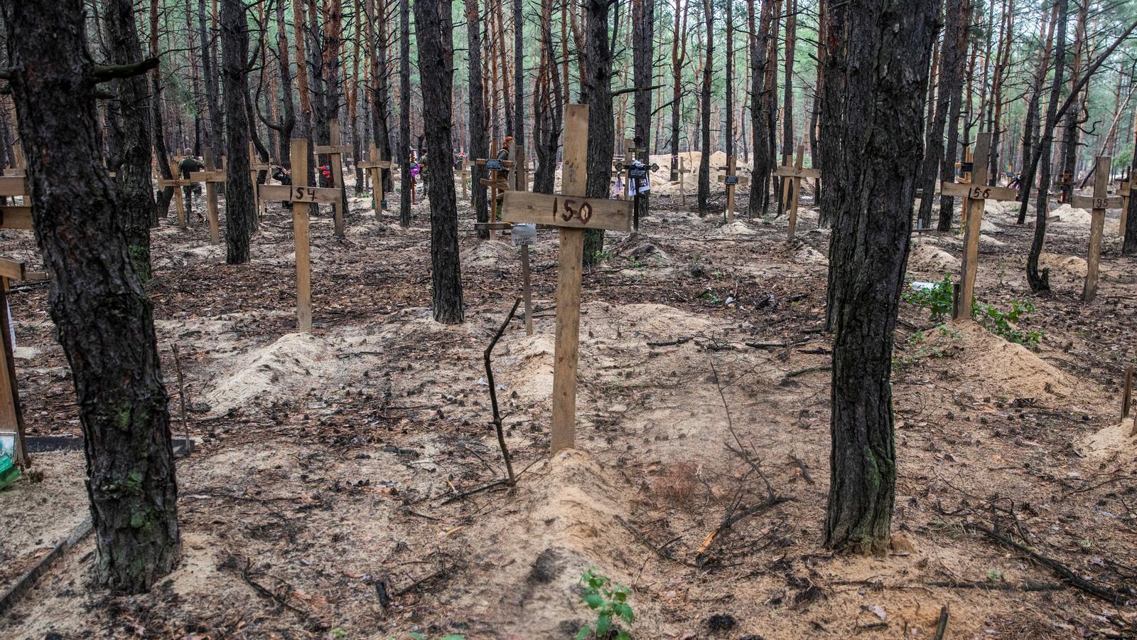 Vista de les creus amb números en un cementiri improvisat de civils no identificats i soldats ucraïnesos a la ciutat d'Izium