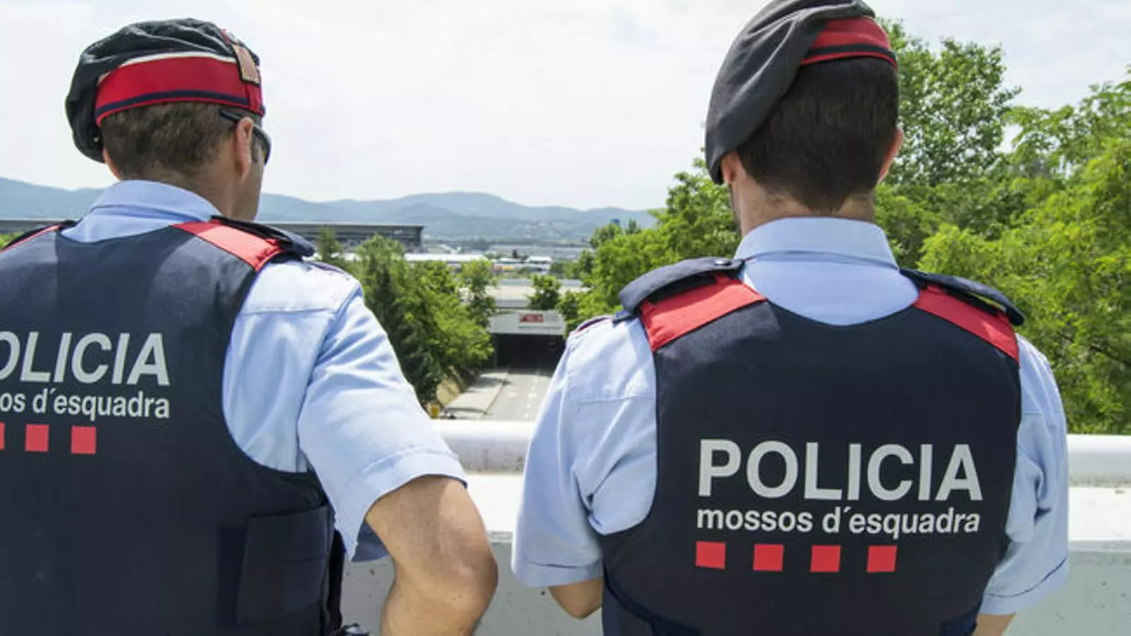 Dos agents dels Mossos d'Esquadra en una foto d'arxiu.