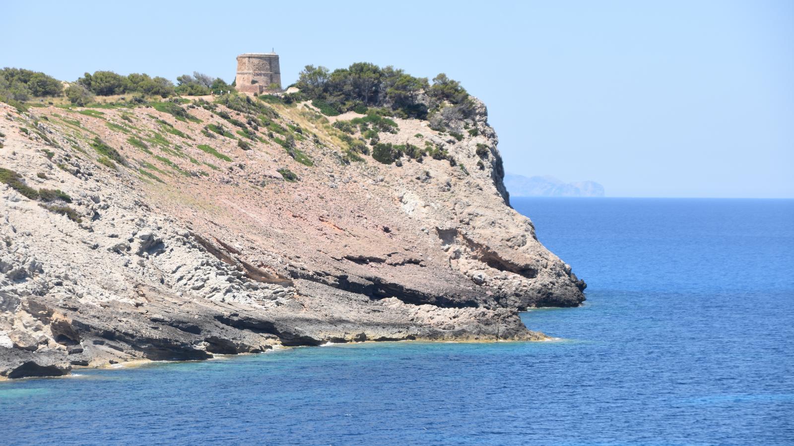 Der Turm von Albarca, erbaut auf der Spitze der Falconera im Jahr 1751 zur Überwachung des Kanals zwischen Mallorca und Menorca, damals britisch.