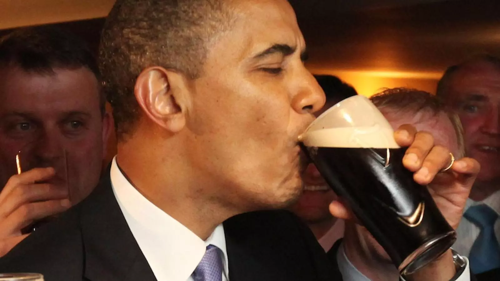 Obama al pub de la ciutat natal del rebesavi de la seva mare degustant una Guinness