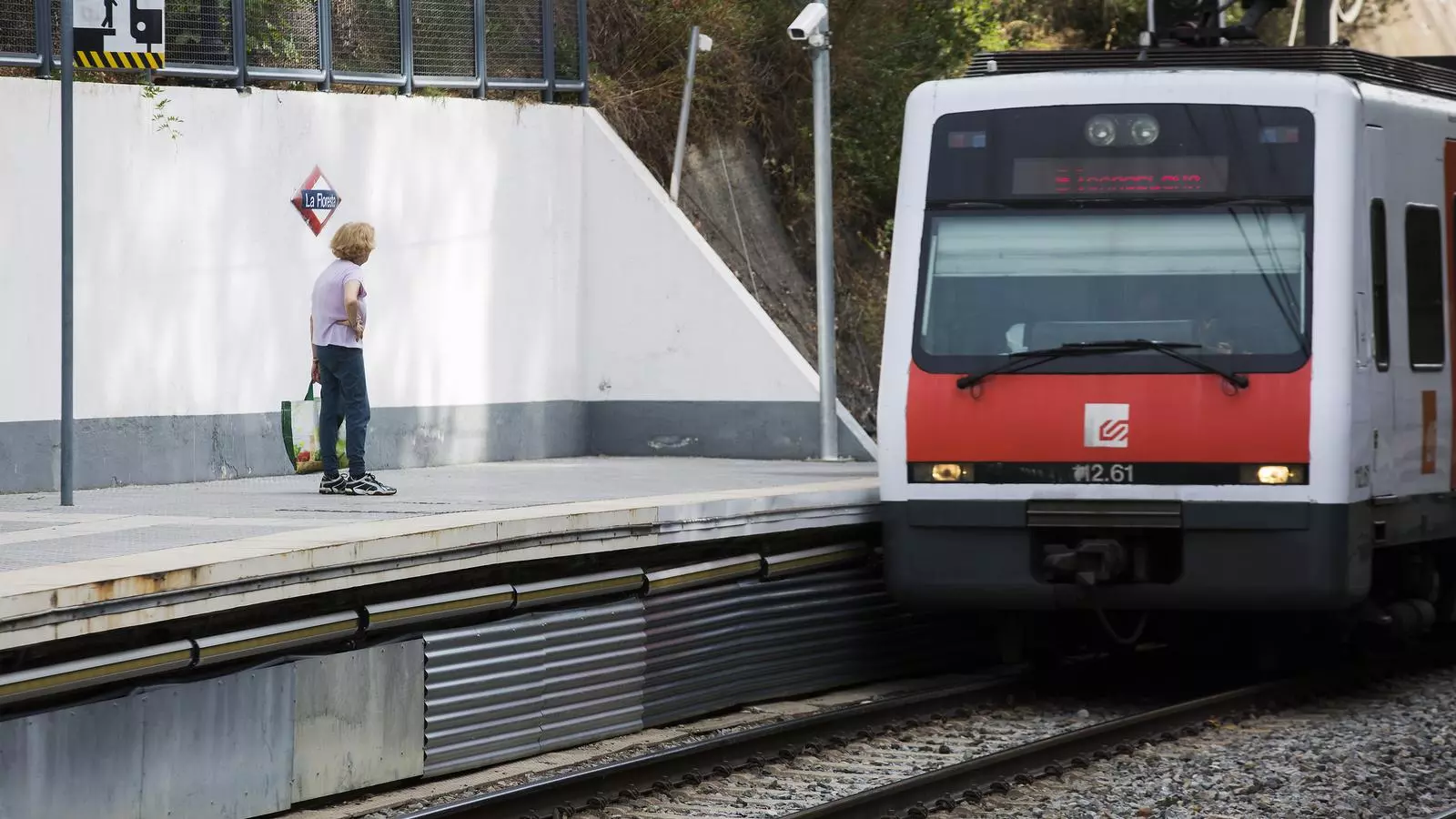 Com detectar objectes i persones que cauen a la via del tren?