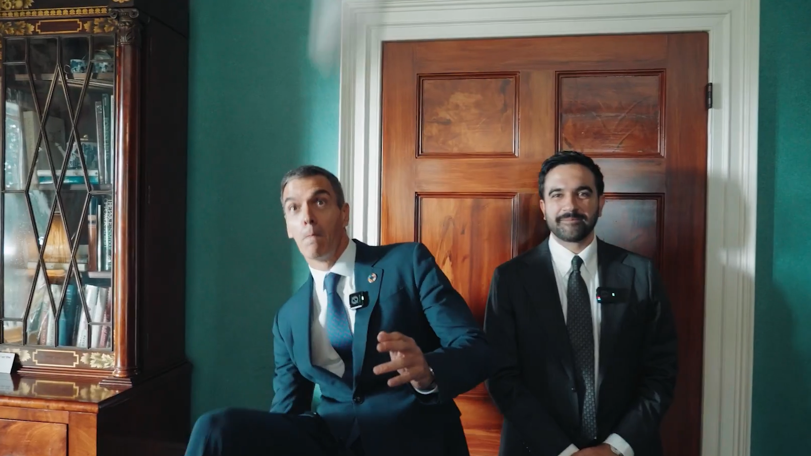Screenshot of the video of the mayor of New York, Zoran Mamdami, and the Spanish president, Pedro Sánchez, playing basketball in the office