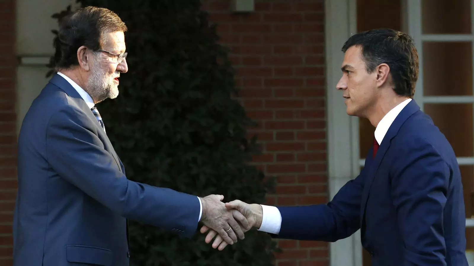 Pedro Sánchez i Mariano Rajoy se saluden aquest dimarts a la tarda a la Moncloa / EFE