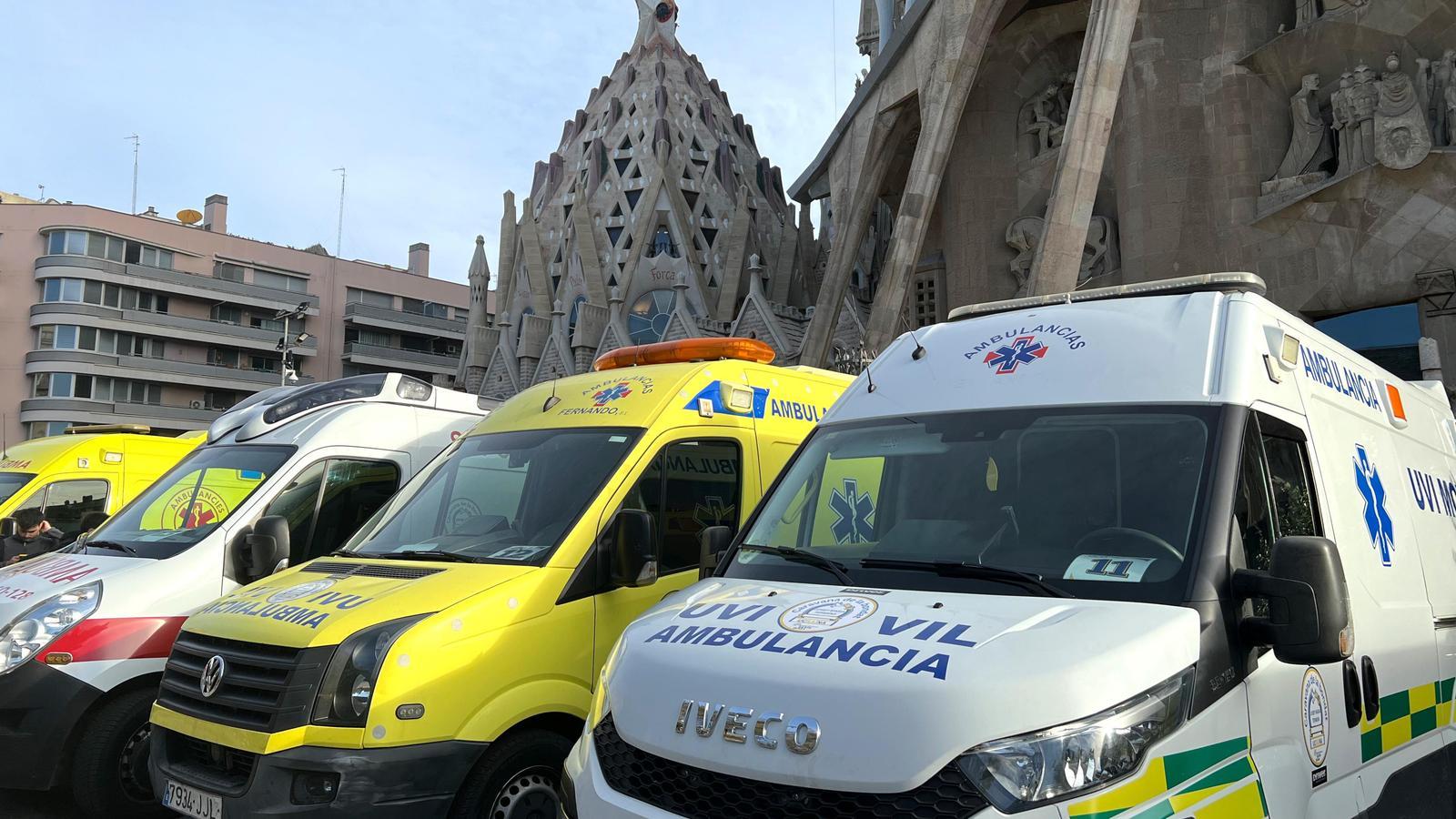 Ambulàncies de la caravana solidària amb Ucraïna, abans de sortir cap a aquest país