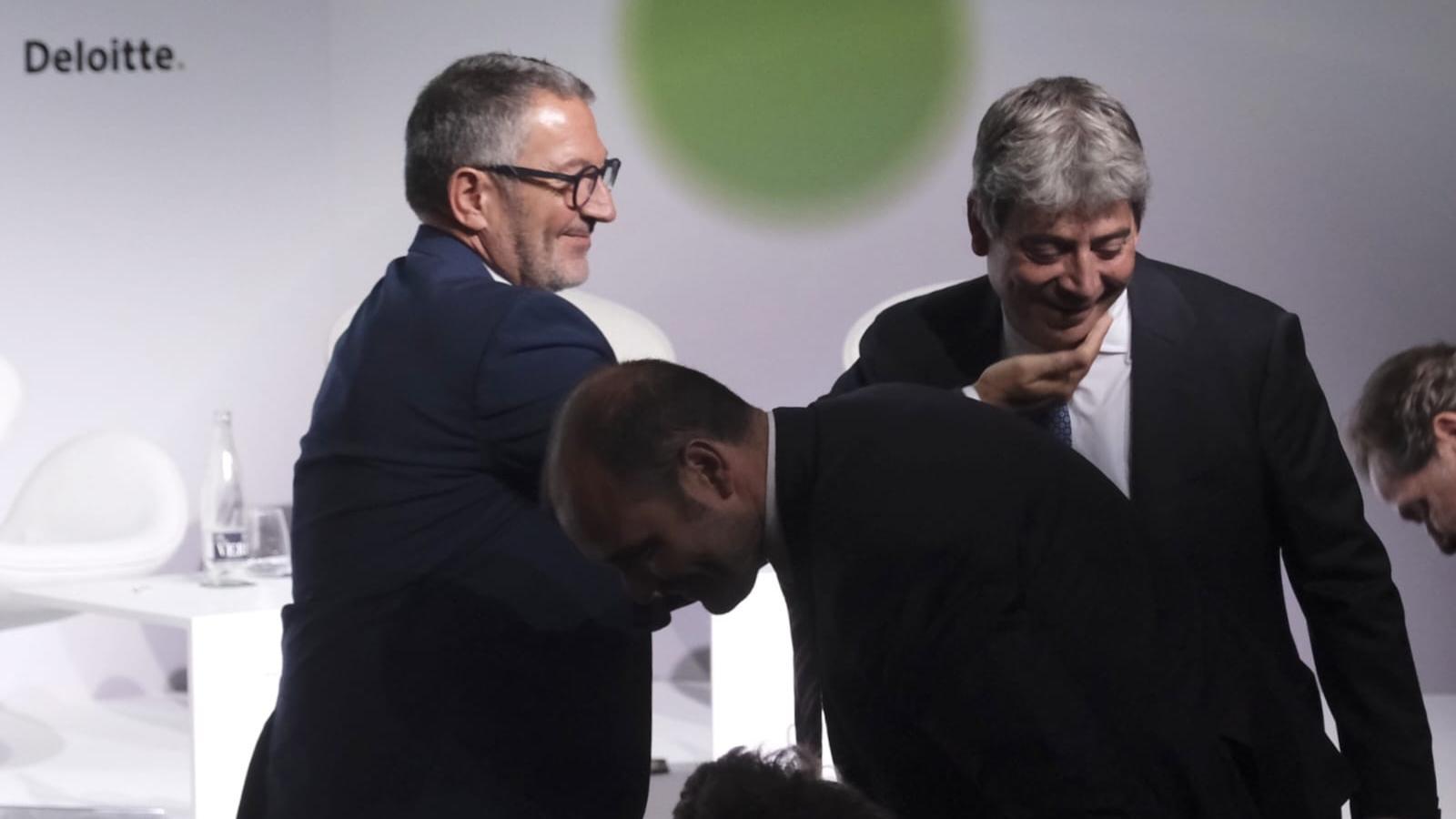 El consejero Sàmper, izquierda, felicita Planes