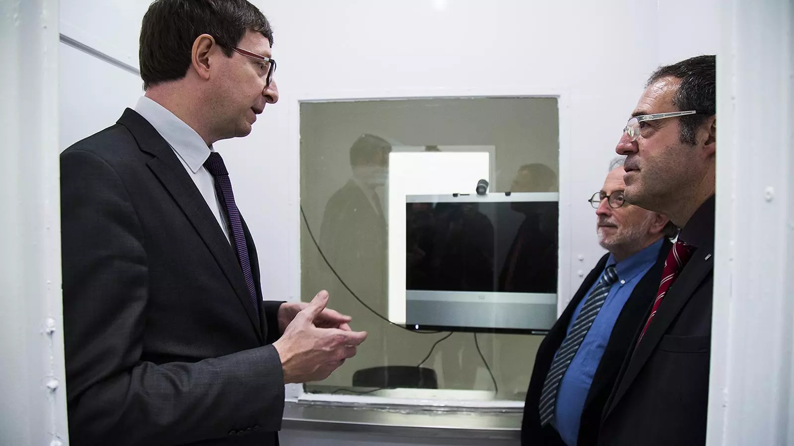 El conseller de Justícia Carles Mundó en una de les noves sales de videoconferències de Brians amb el director de Presons Amand Calderó i el president del Consell Català de l'Advocacia Carles McCragh