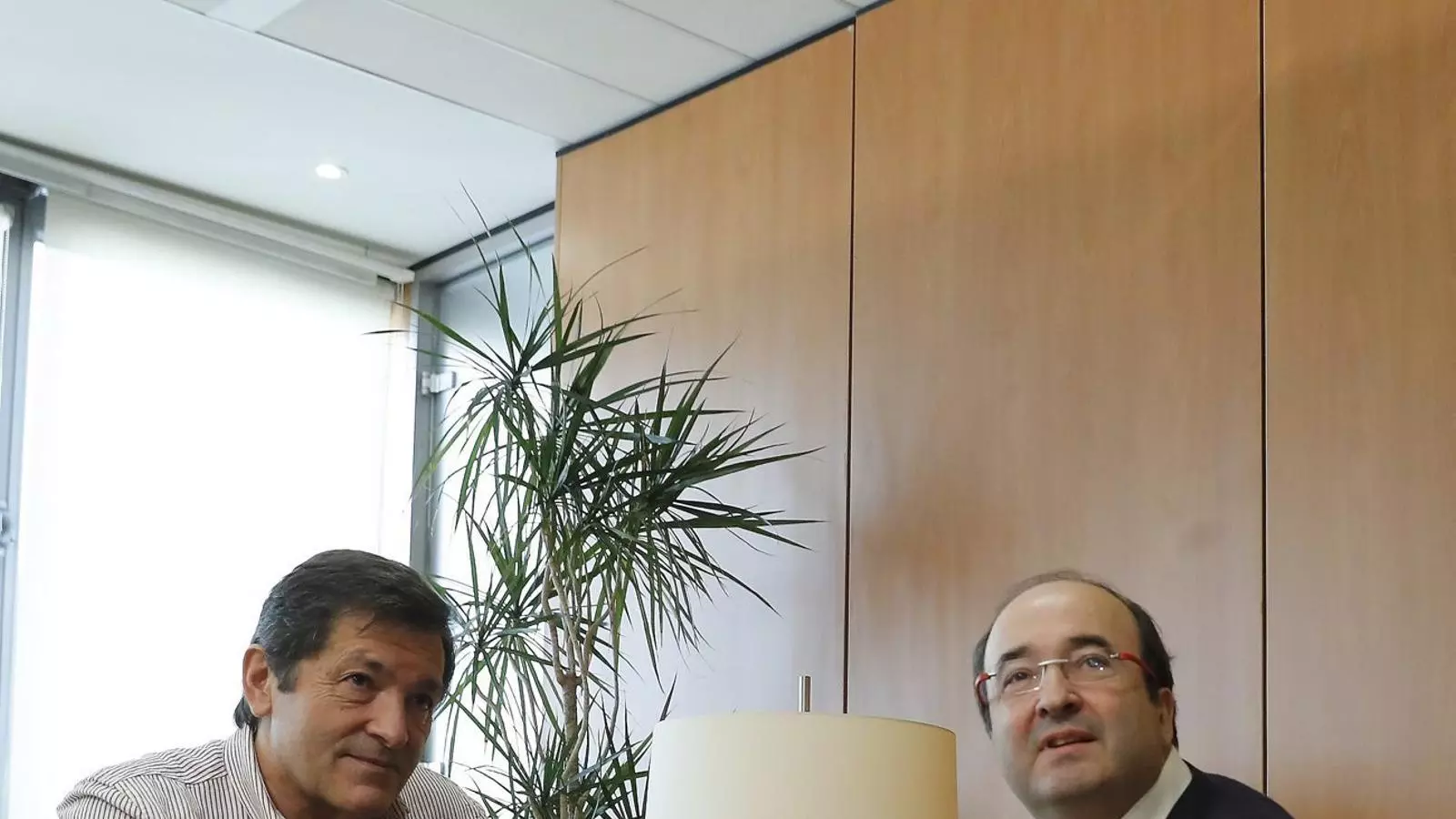 El president de la gestora del PSOE, Javier Fernández, i el líder del PSC, Miquel Iceta, en una reunió al novembre a Ferraz.