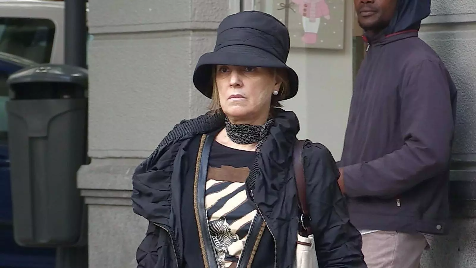 La dona de Bárcenas, Rosalía Iglesias, sortint del seu domicili