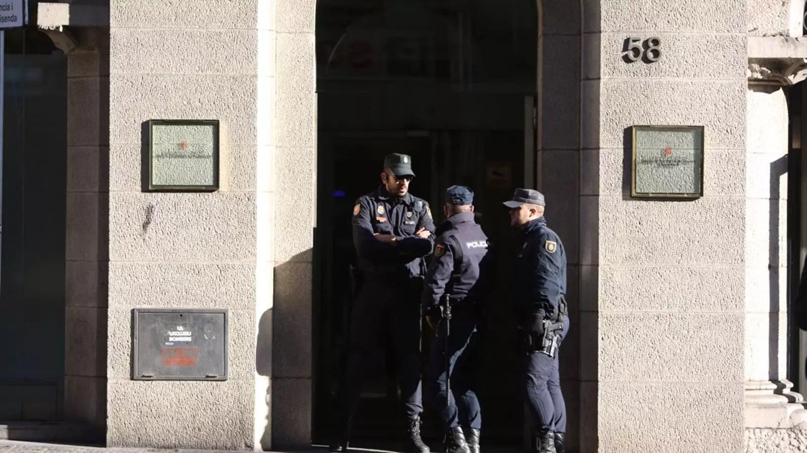 Diversos agents de la Policia Nacional escorcollen la seu de l'Idescat