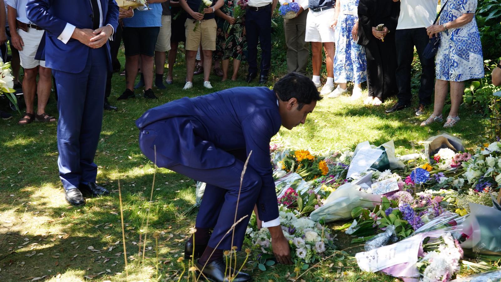 El portavoz de Interior del Partido Reformista, Zia Yusuf, deposita una corona de flores cerca del domicilio de la política británica Ann Widdecombe, en Haytor, el pasado domingo. La exministra conservadora y portavoz de Reform UK fue encontrada muerta en su casa el jueves, después de haber sufrido heridas graves.