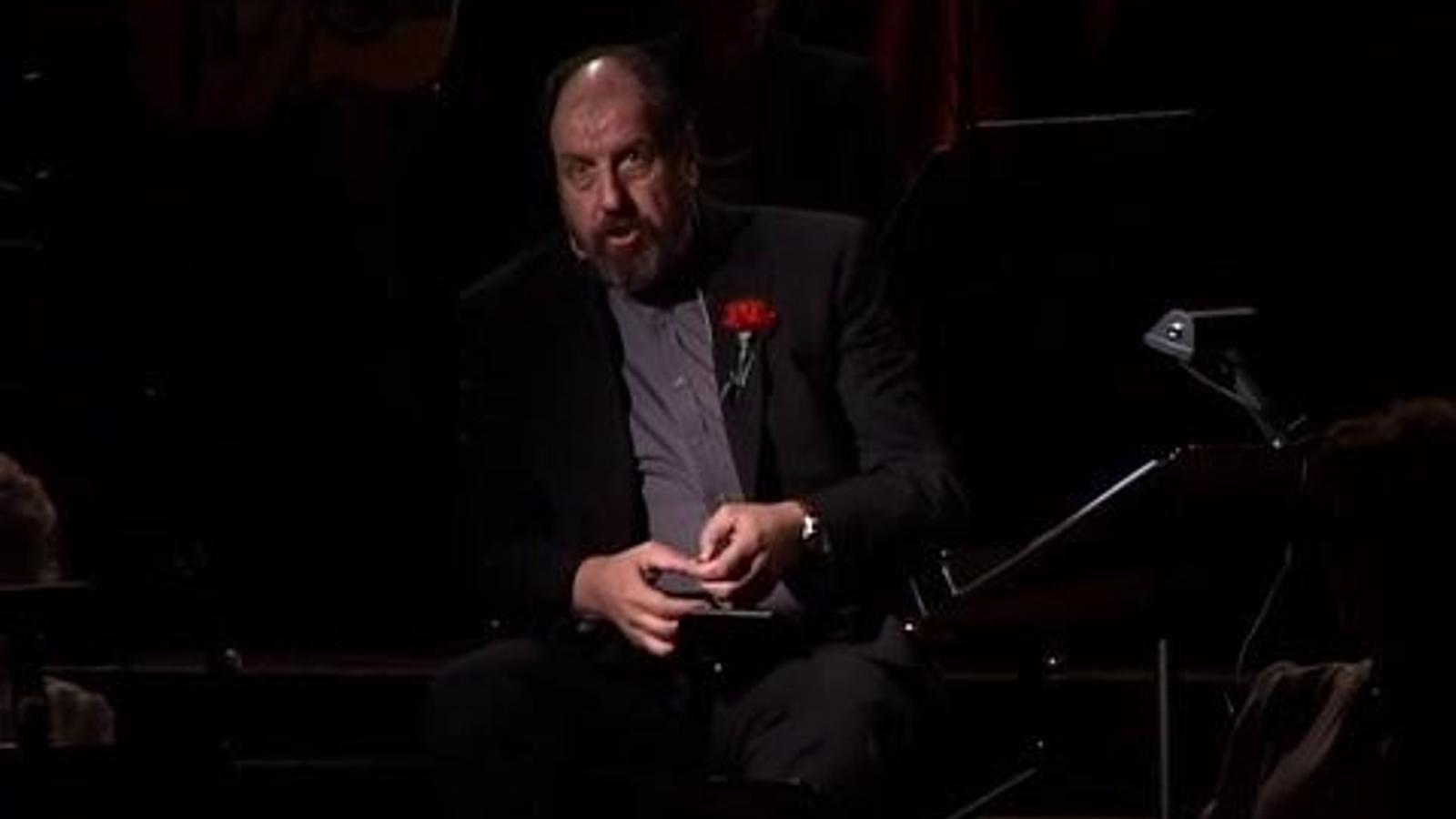 Josep Maria Pou llegeix un fragment d'una obra de Sagarra durant l'homenatge del poeta, dramaturg i periodista al Palau de la Música
