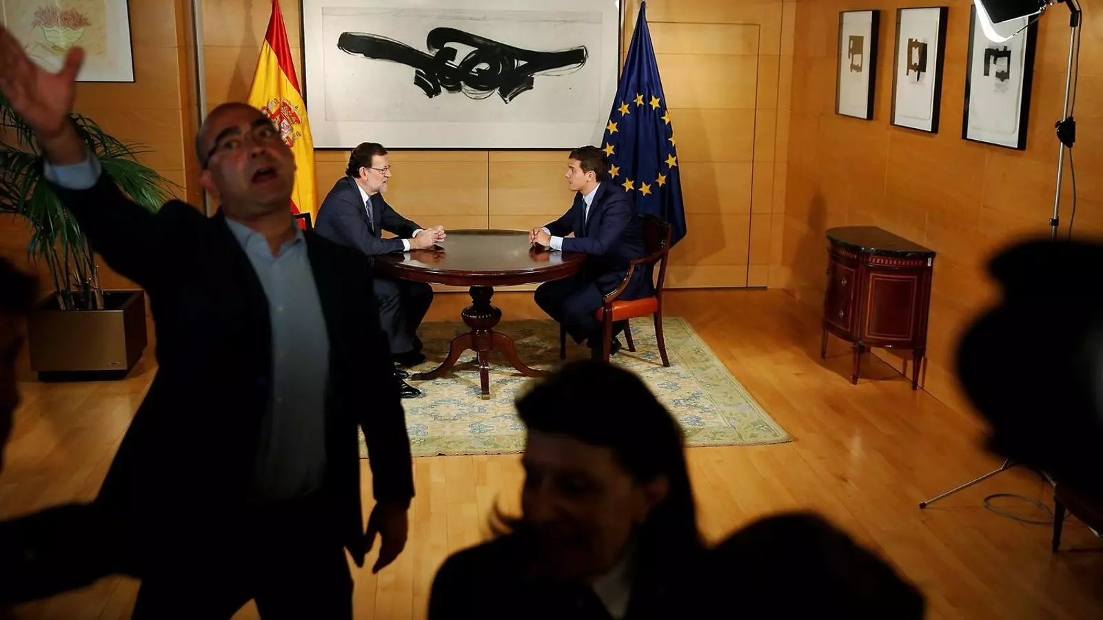 Rajoy es va reunir dimarts amb Sánchez i ahir al matí ho va fer durant una hora i mitja amb Rivera. També cridarà el PNB i els grups canaris.