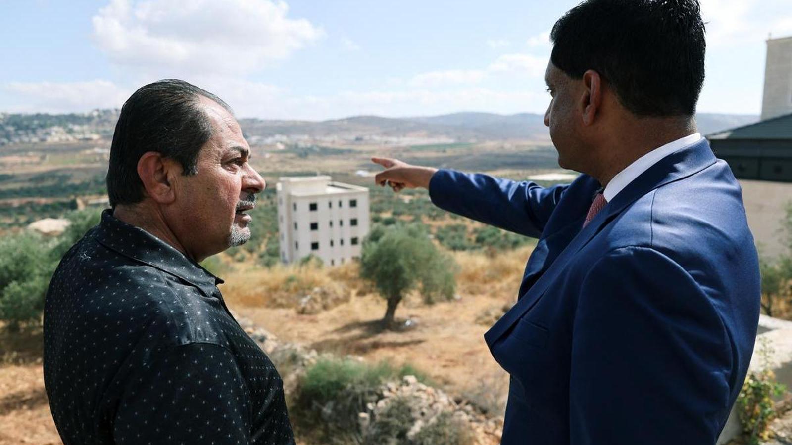 El demócrata Ro Khanna habla con un residente palestino de Turmus Ayya, durante una visita a la Cisjordania ocupada por Israel.