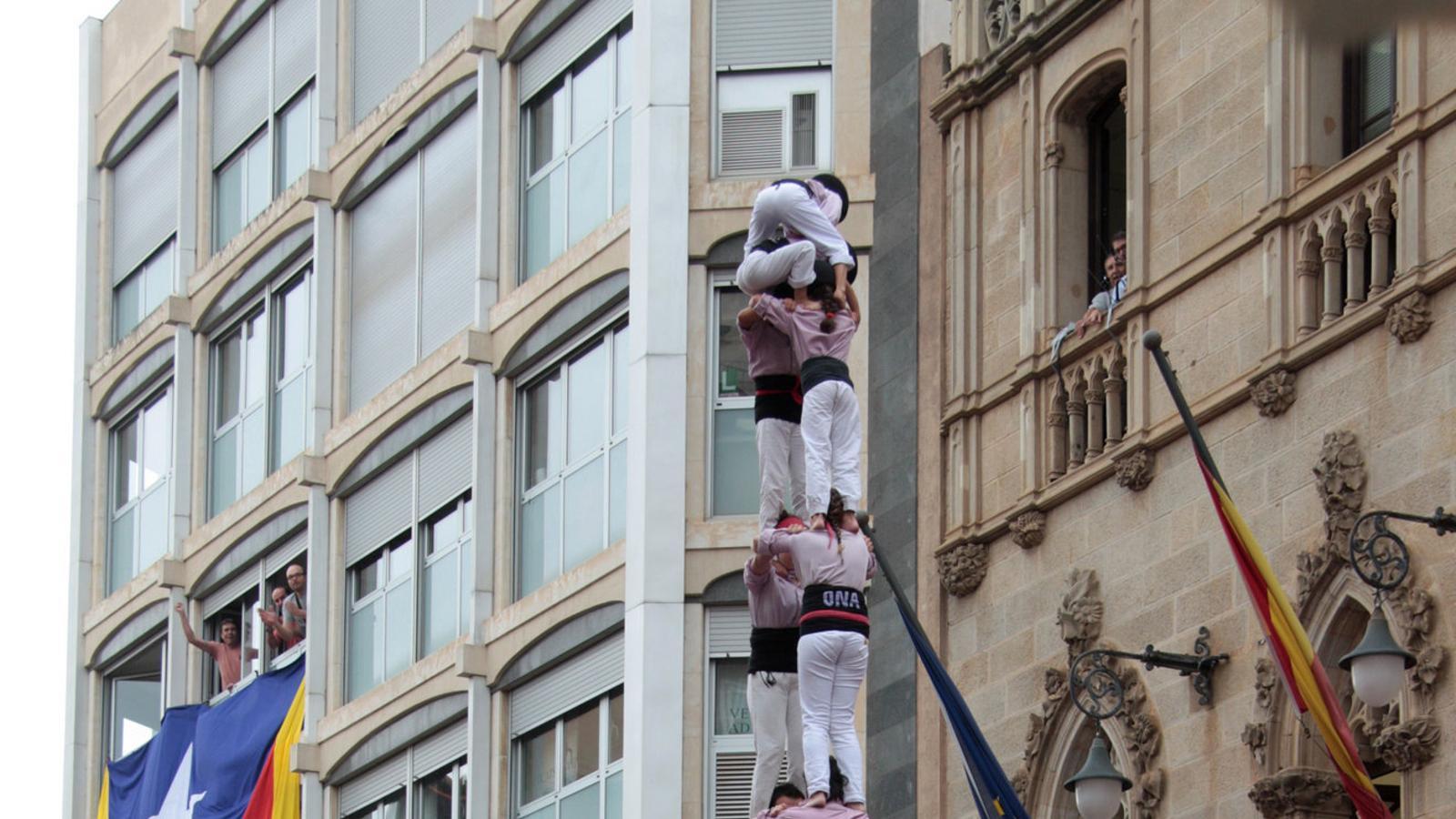 El 2 de 9 amb folre i manilles dels Minyons.