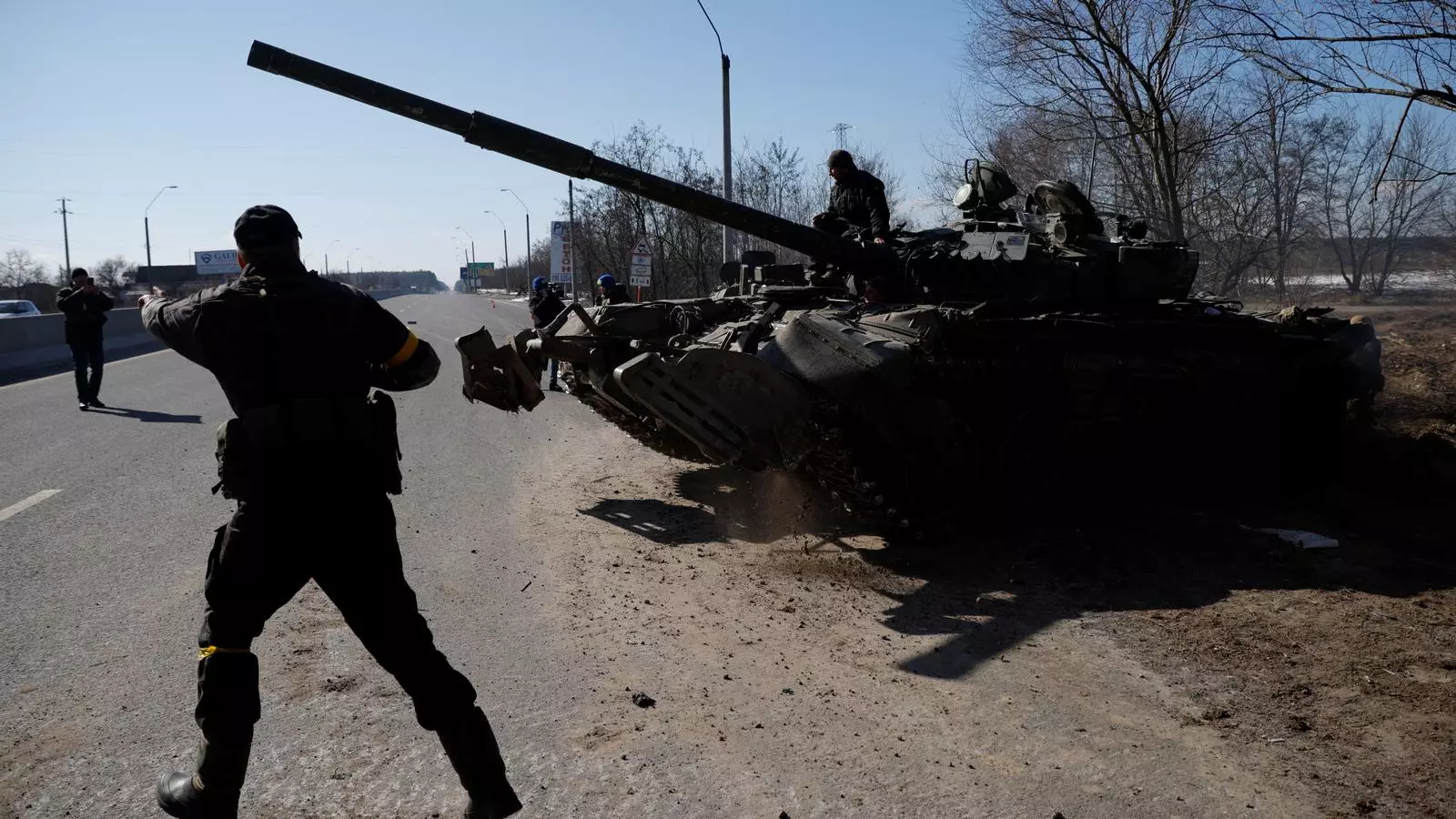 Militars ucraïnesos amb un tanc rus després d'una lluita amb les tropes russes, a les afores de Brovary, Ucraïna