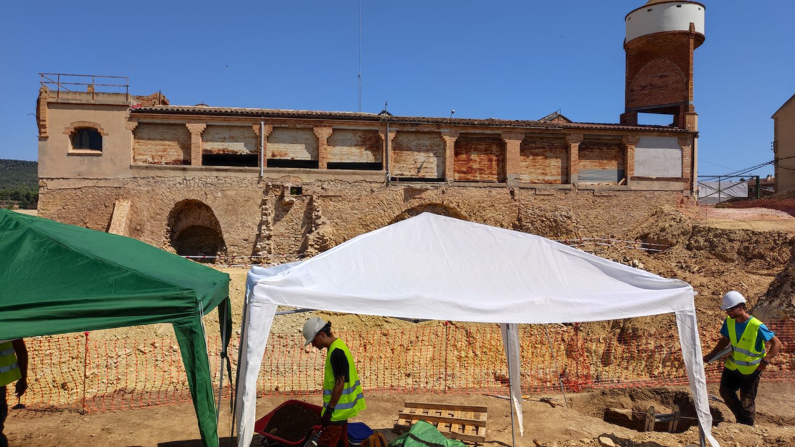 Arqueólogos trabajando en el perímetro de la bodega