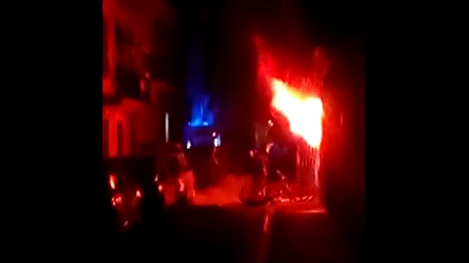 Les flames sortien dels baixos del bloc durant l'incendi a la Barceloneta