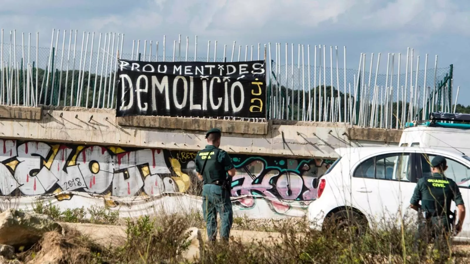 Pancarta que reclama la demolició del pont de Rafal Rubí.