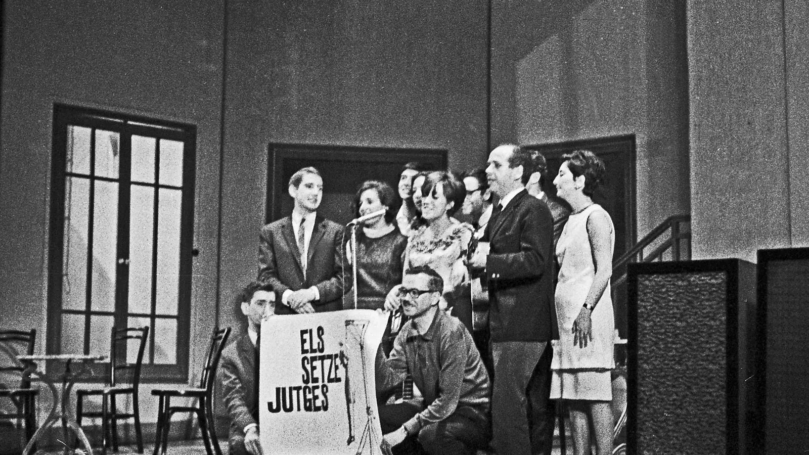 EL NAIXEMENT D'UN NOU GÈNERE MUSICAL EN CATALÀ
El 31 de maig del 1965, el cantautor mallorquí Guillem d'Efak va ser presentat públicament com a membre d'Els Setze Jutges al Teatre Romea. Aquest va ser l'acte que més membres del grup -onze- va aplegar. A baix, caràtula del disc de Maria del Mar Bonet Cançons de Menorca, publicat el 1967.
