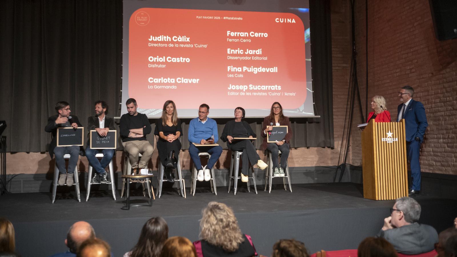 El jurado del premio del plato favorito, reunido en la antigua fábrica Damm de Barcelona