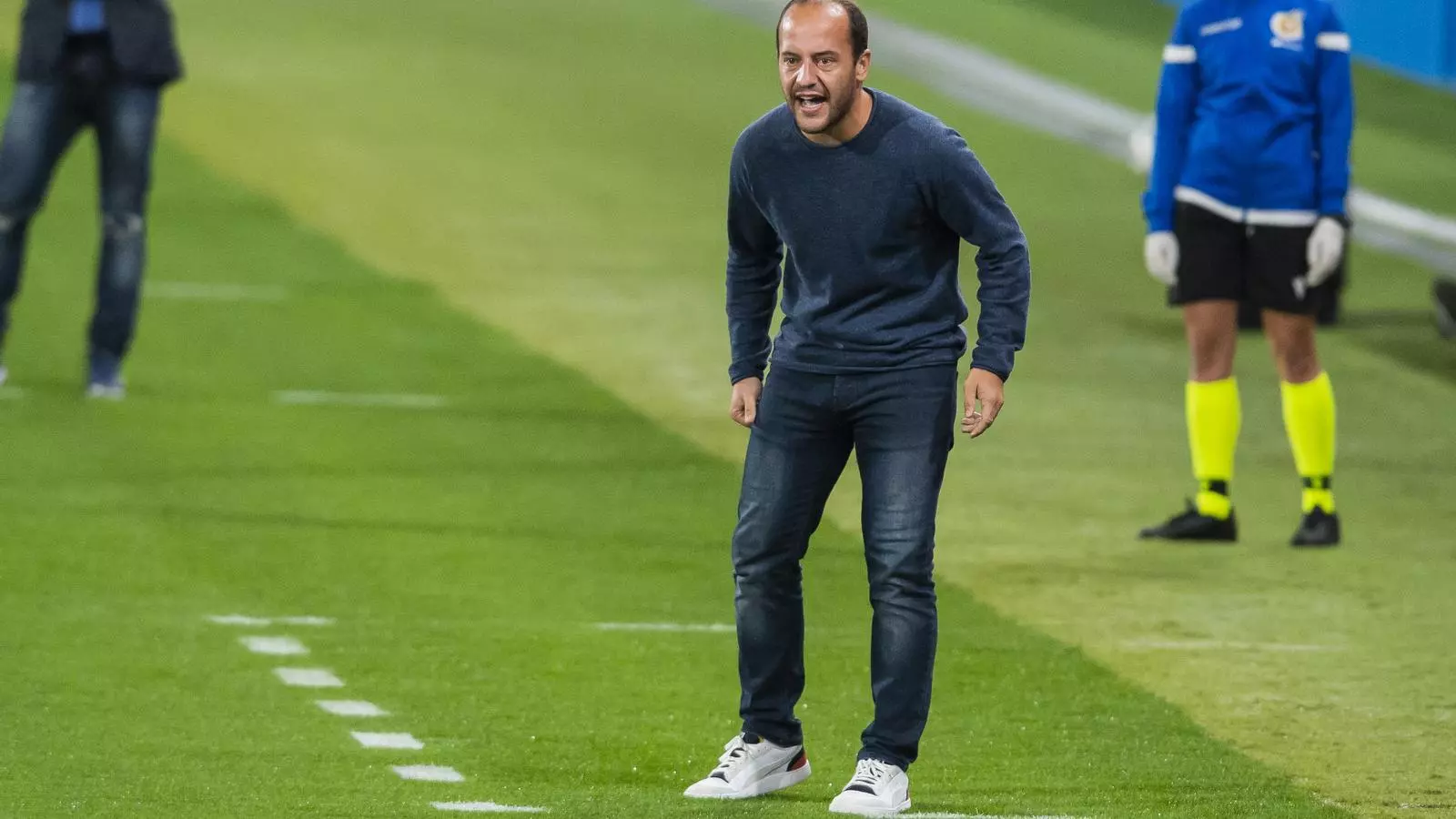 Lluís Cortés, entrenador el Barça Femení en el partit contra l'Atlètic de Madrid