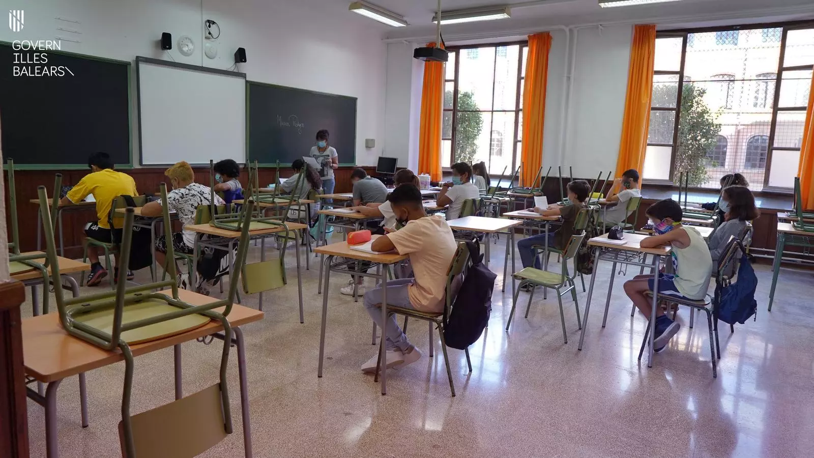 Una professora fent classe a l'IES Ramon Llull
