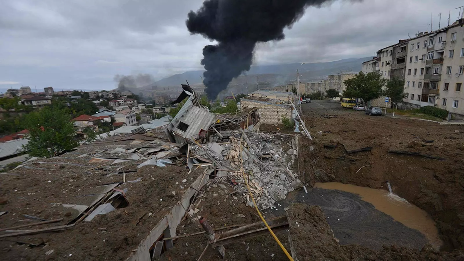 La guerra entre Armènia i l’Azerbaidjan en la seva pugna per la regió de Nagorno-Karabakh s’ha intensificat en els últims dies amb bombardejos de míssils azerbaidjanesos contra Stepanakert, la capital de la regió. Els dos països, tècnicament en guerra des del 1988, van acordar un inestable alto el foc l’any 1994.
