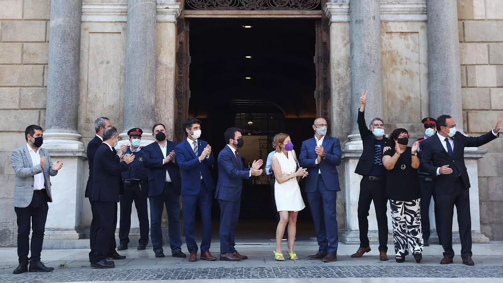 Els presos polítics, davant el palau de la Generalitat amb el president Aragonès i el vicepresident Puigneró