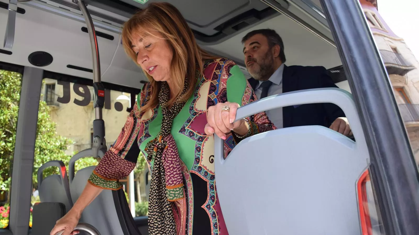 La cònsol major d'Andorra la Vella, Conxita Marsol, i el CEO d'Andbus, Dani Vinseiro, al nou bus comunal.