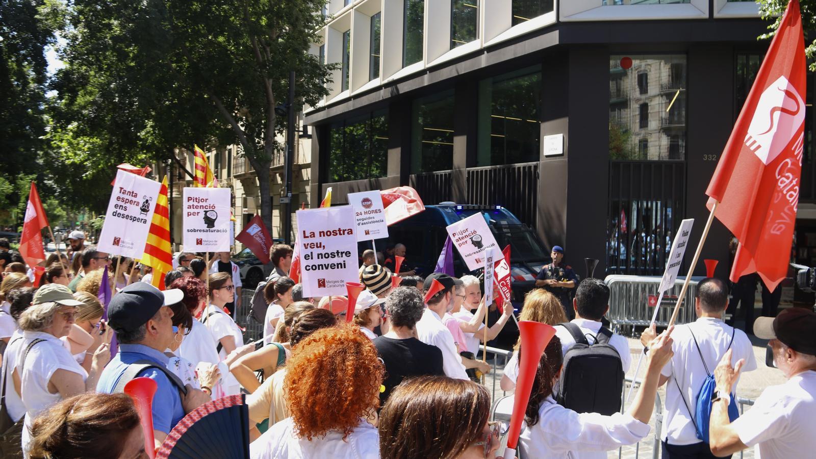 Unos 200 médicos cortan la calle Aragón de Barcelona