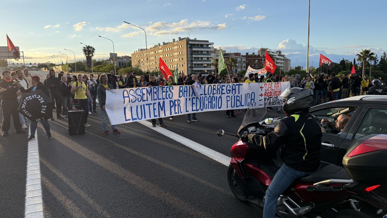 Teachers block the B-23 in Sant Joan Despí