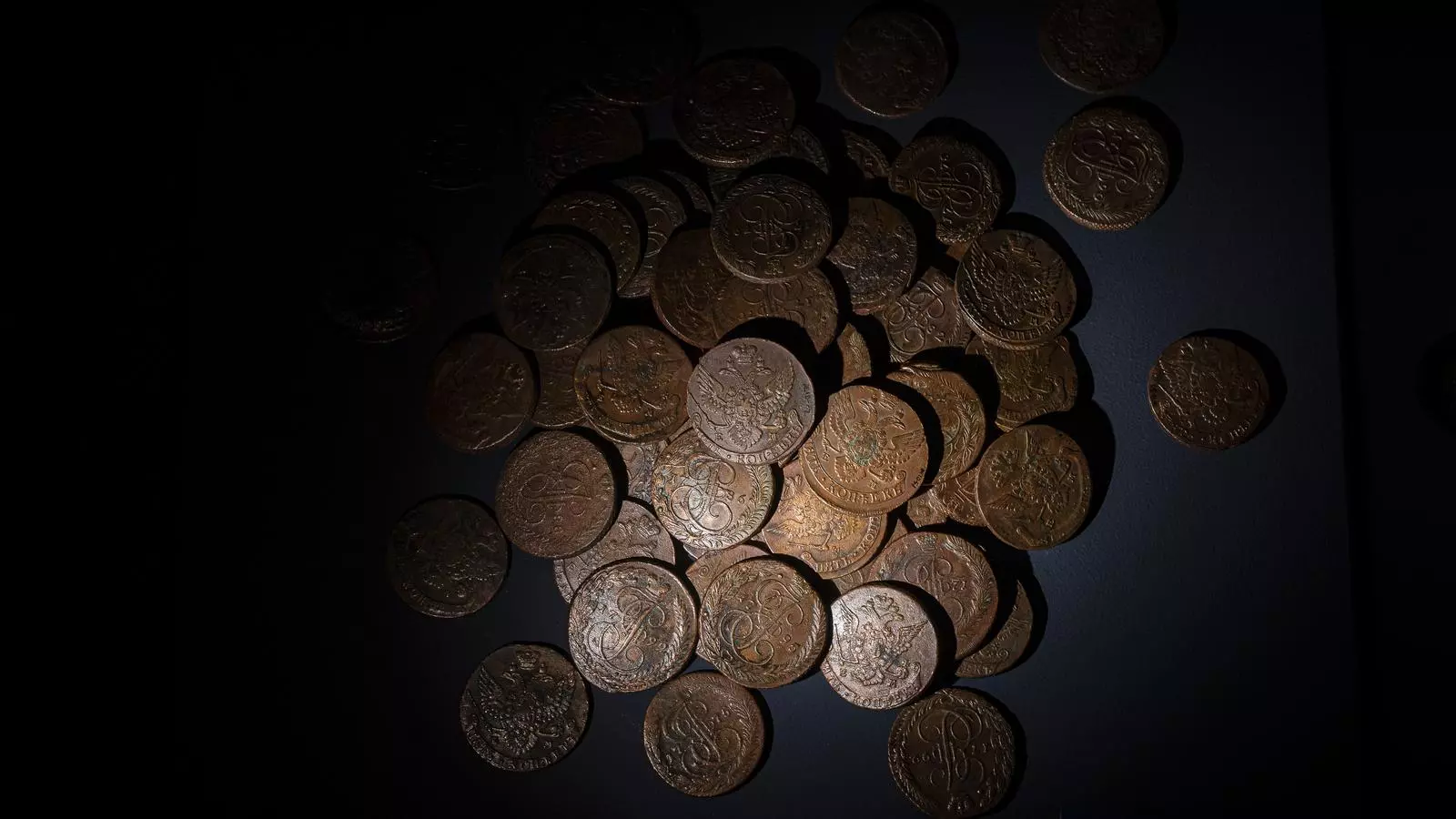 Un grapat de monedes antigues al Museu arqueològic de Catalunya.
