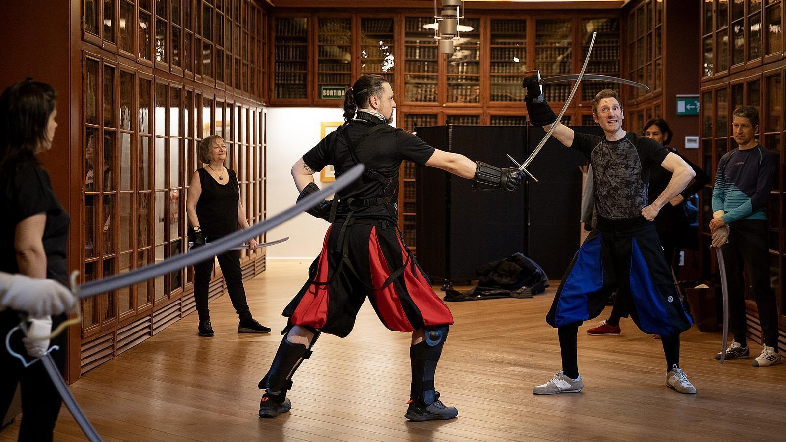 Una de las clases de esgrima medieval en el Ateneo