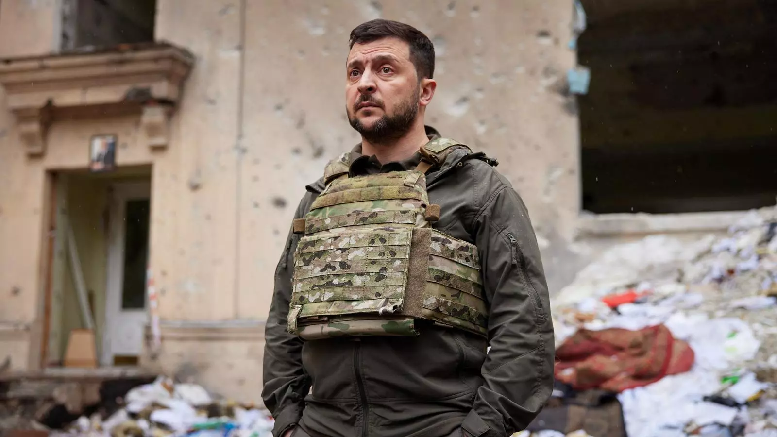 Volodímir Zelenski durante su visita, este domingo, a Khàrkiv.