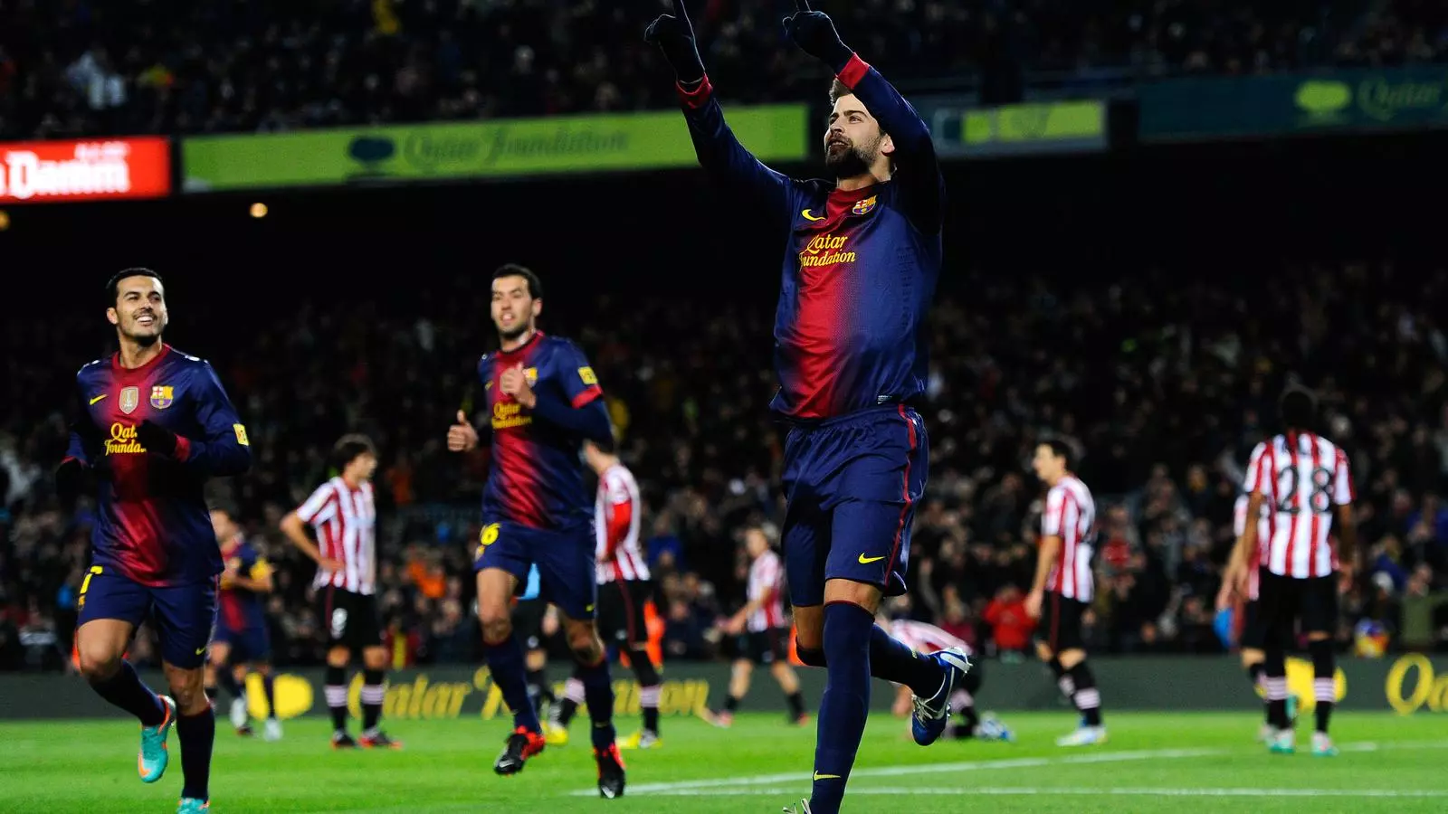 Gerard Piqué celebra el primer gol del partit de la Lliga entre el Barça i l'Athletic Club al Camp Nou el desembre de 2012