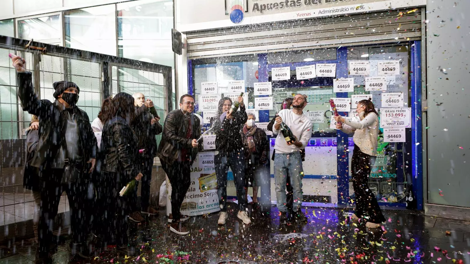 Alegria a l'administració de loteries del centre comercial Las Arenas de Barcelona, on s'han venut dècims del segon premi del Nen