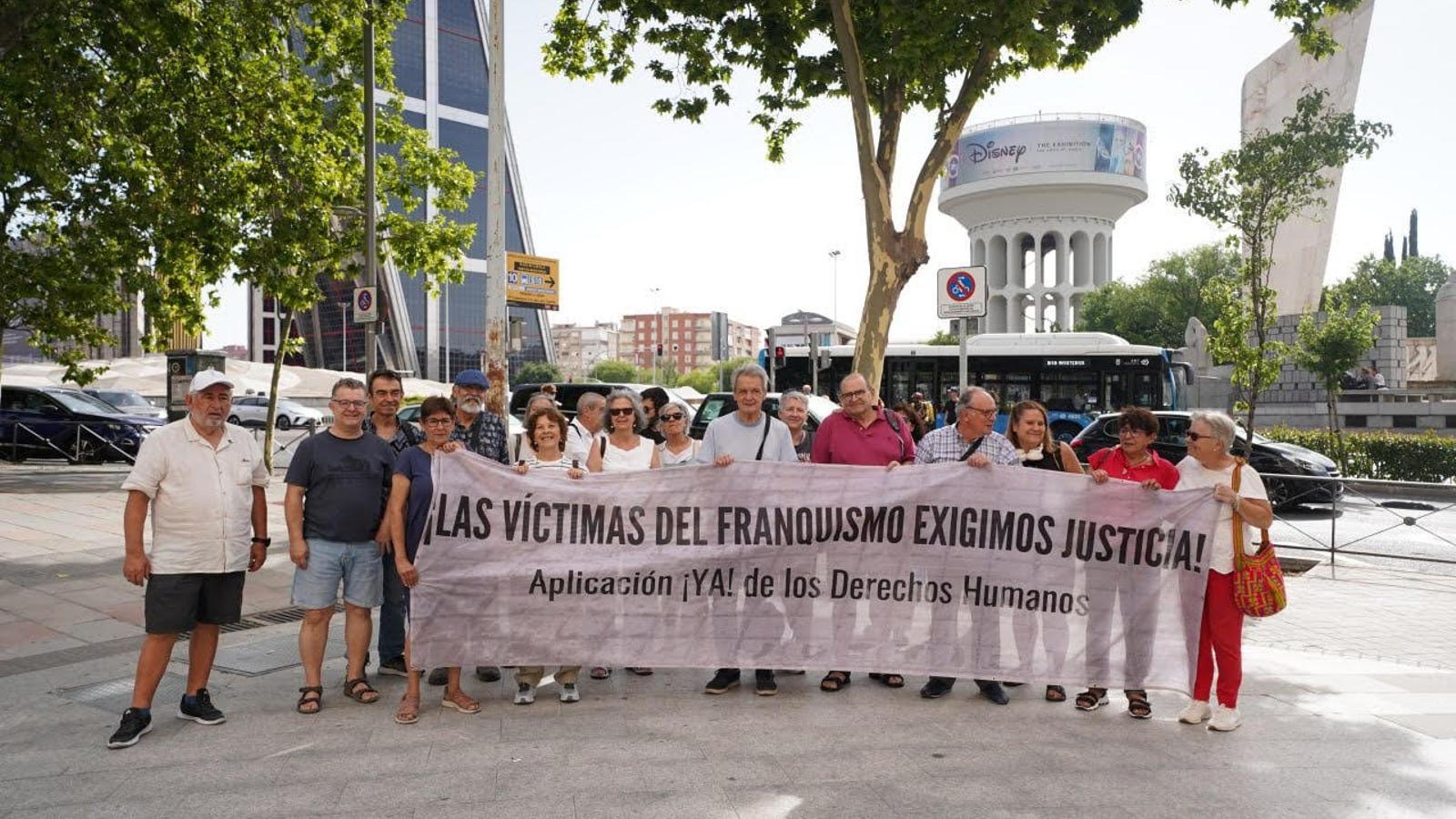 Members of the State Coordinator for Support of the Argentine Complaint at the doors of the courts.