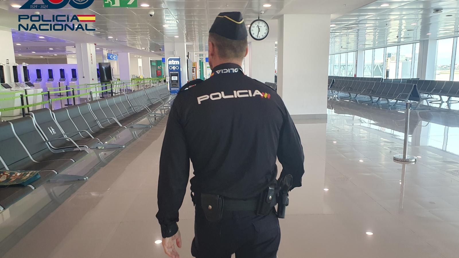 Ein Beamter der Nationalpolizei am Flughafen