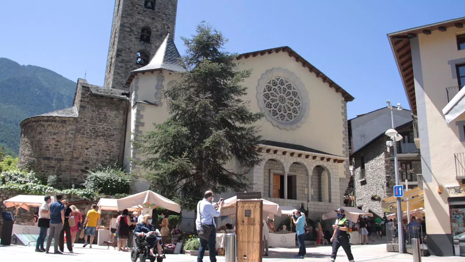 Les parades que els turistes i residents es poden trobar al Mercat de la Vall d'Andorra la Vella. / M. P. (ANA)