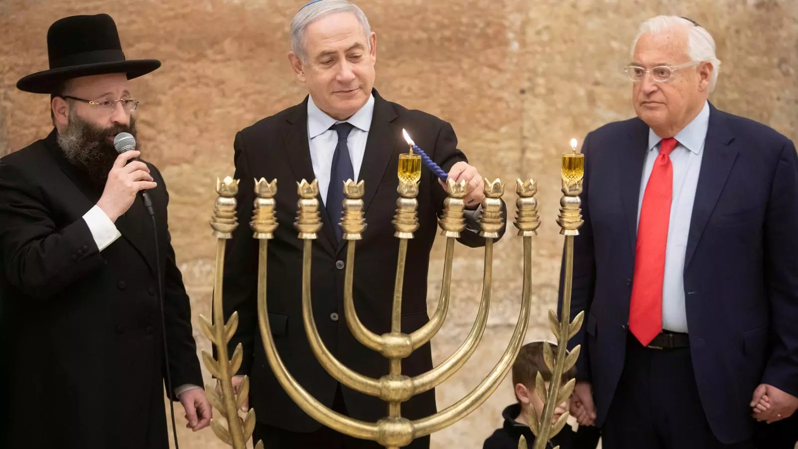 Netanyahu encén els braços d'un canelobre per la festa del Hanukkah, al Mur de les Lamentacions de Jerusalem