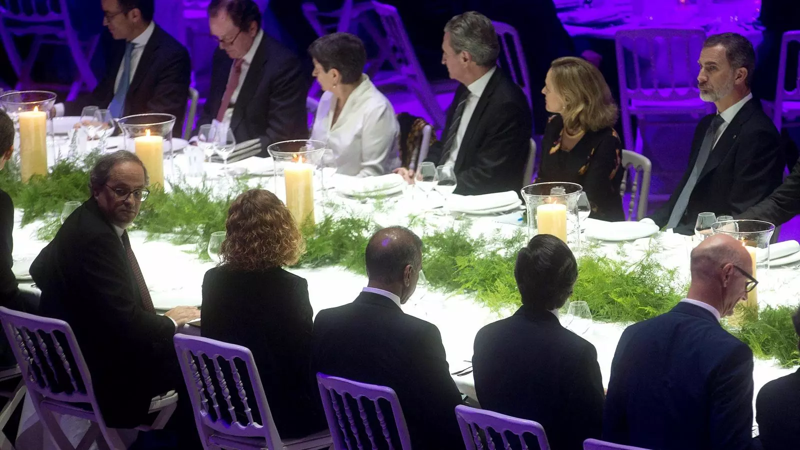 Felip VI i Quim Torra seuen l'un davant de l'altre durant el sopar de la inauguració del Mobile